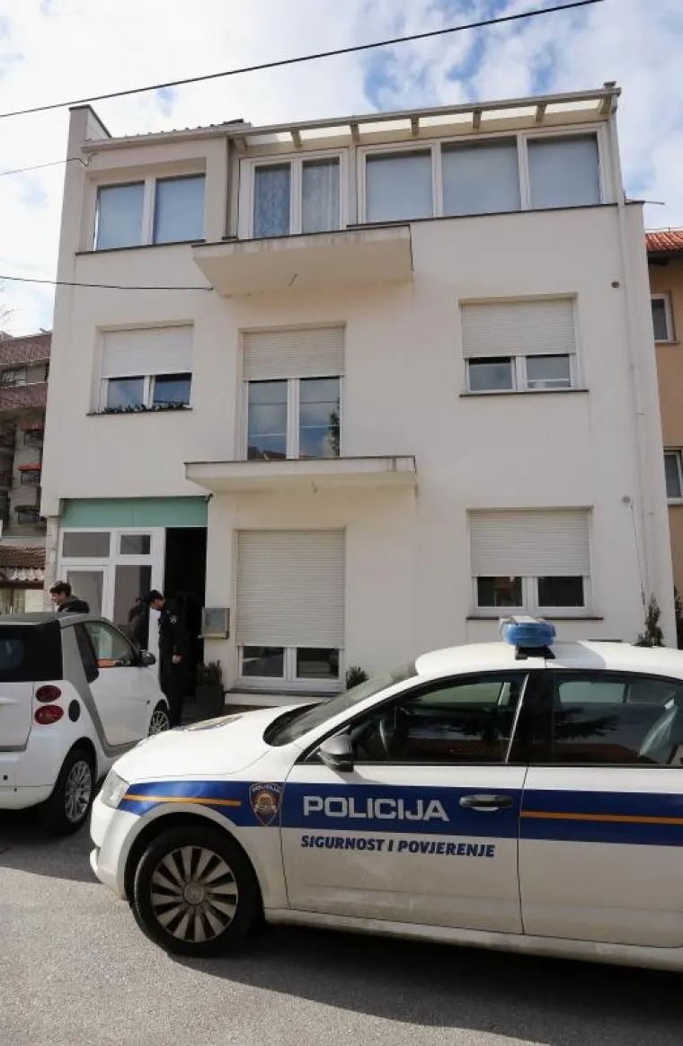 ZAGREBAČKA VOLOVČICA ZAVIJENA U CRNO: Lampaši ispred zgrade u kojoj je živjela ubijena djevojka