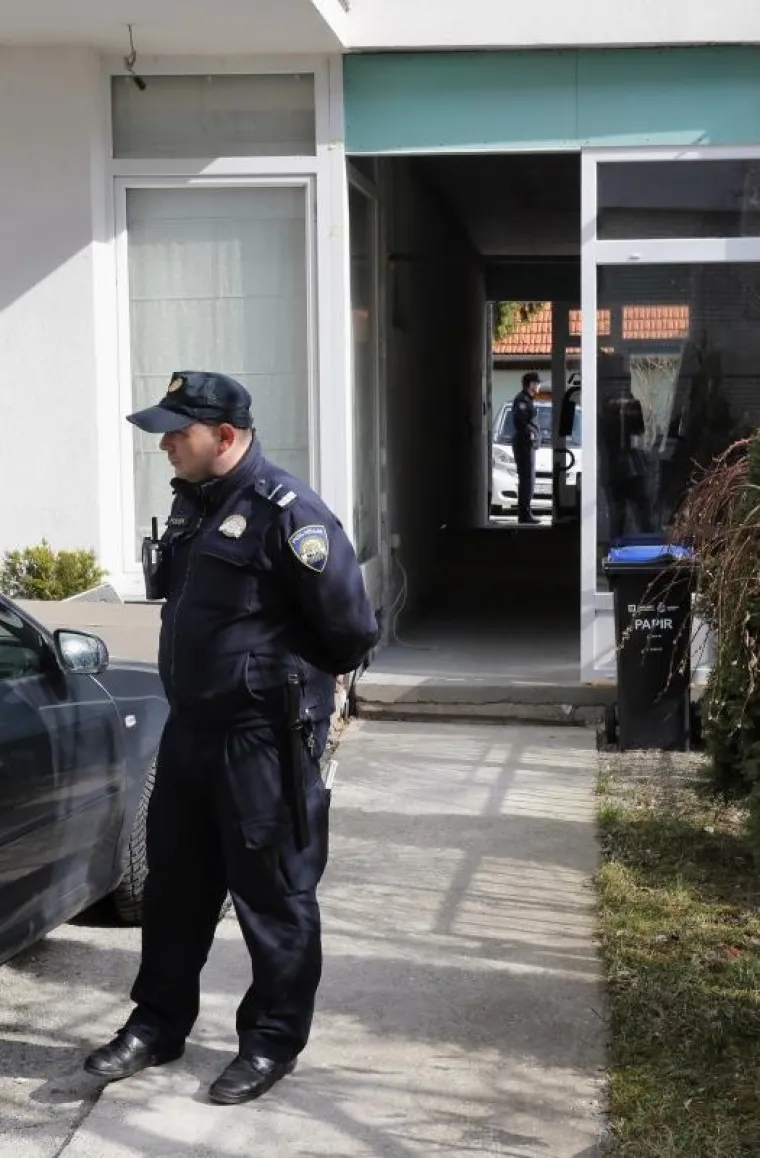 ZAGREBAČKA VOLOVČICA ZAVIJENA U CRNO: Lampaši ispred zgrade u kojoj je živjela ubijena djevojka