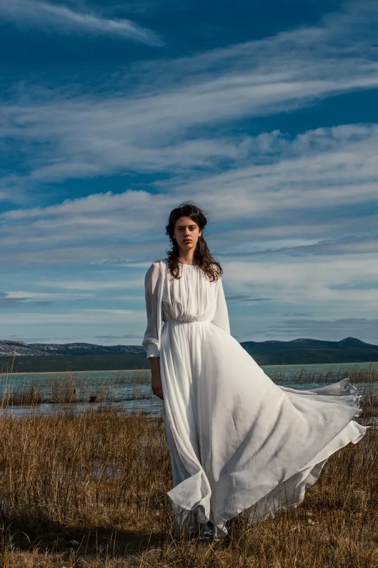 Nova kolekcija dizajnerice Klare Ivanović inspirirana je pjenom valova i odsjajima vode koji lome svjetlost.