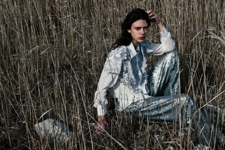 Transparencijom tekstila postignuta je mekana i lepršava silueta koja ocrtava žensko tijelo blagim linijama. Izbor materijala kao što je til, svila,cadi, muslin i čipka, savršeno imitiraju pjenu valova i transparenciju vode.