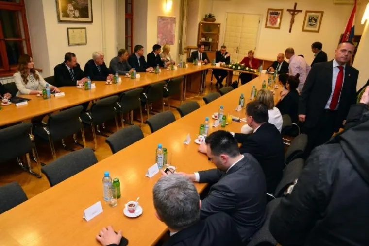 SLAVONSKI BROD: Predsjednica Grabar-Kitarović o rje&scaron;avanju oneči&scaron;ćenja zraka