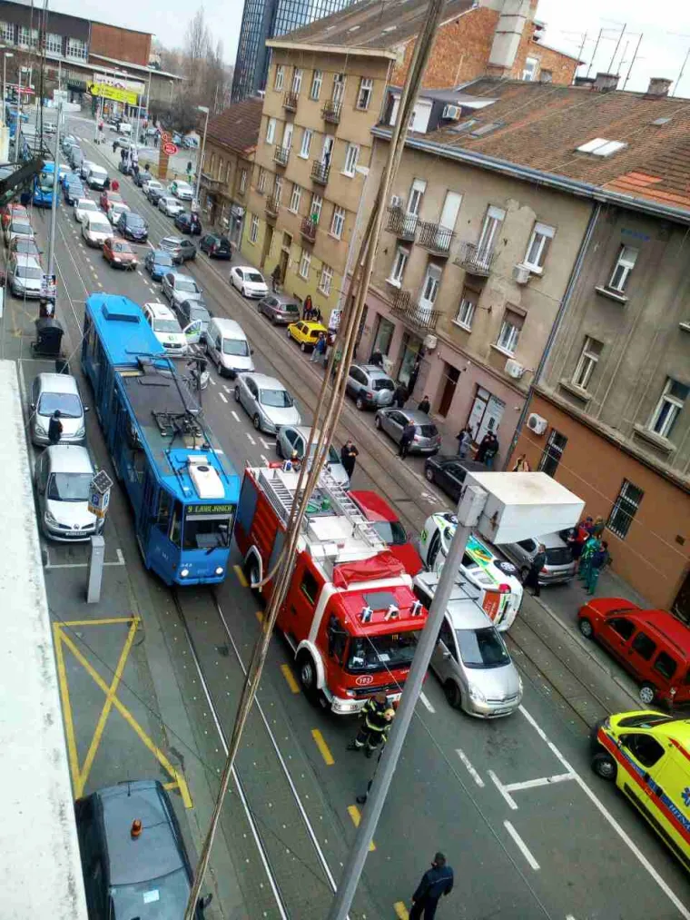 PROMETNI KOLAPS: Zbog teške prometne nesreće u zagrebačkoj Tratinskoj ulici obustavljen promet