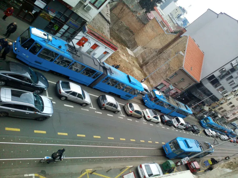 PROMETNI KOLAPS: Zbog teške prometne nesreće u zagrebačkoj Tratinskoj ulici obustavljen promet