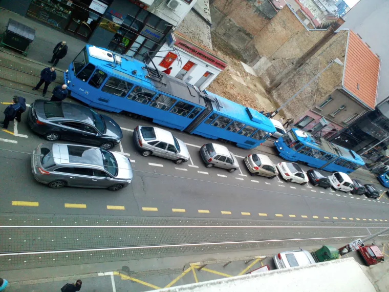 PROMETNI KOLAPS: Zbog teške prometne nesreće u zagrebačkoj Tratinskoj ulici obustavljen promet