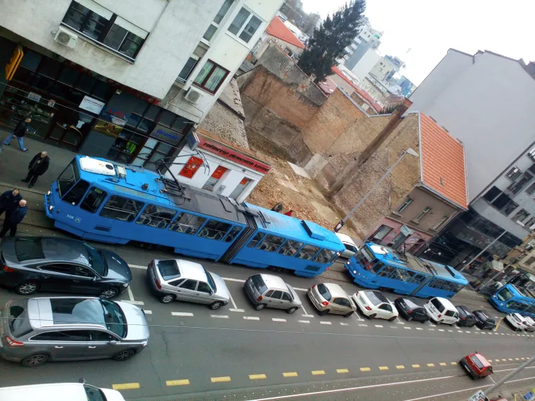 PROMETNI KOLAPS: Zbog teške prometne nesreće u zagrebačkoj Tratinskoj ulici obustavljen promet