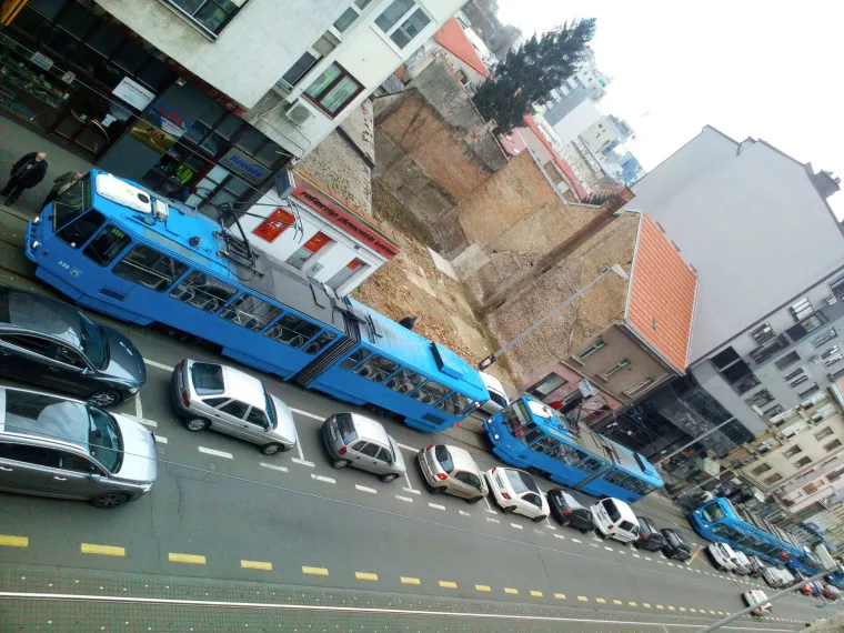 PROMETNI KOLAPS: Zbog teške prometne nesreće u zagrebačkoj Tratinskoj ulici obustavljen promet