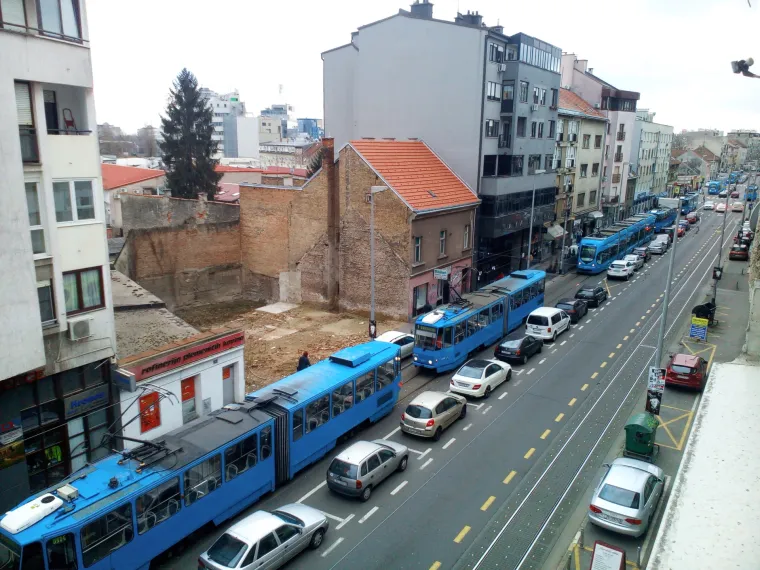 PROMETNI KOLAPS: Zbog teške prometne nesreće u zagrebačkoj Tratinskoj ulici obustavljen promet