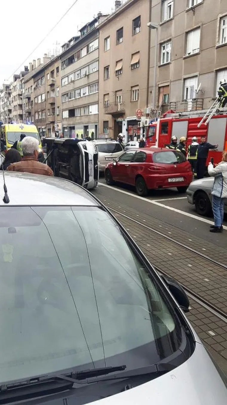PROMETNI KOLAPS: Zbog teške prometne nesreće u zagrebačkoj Tratinskoj ulici obustavljen promet