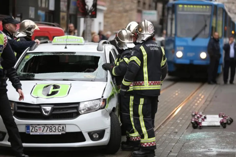 PROMETNI KOLAPS: Zbog te&scaron;ke prometne nesreće u zagrebačkoj Tratinskoj ulici obustavljen promet