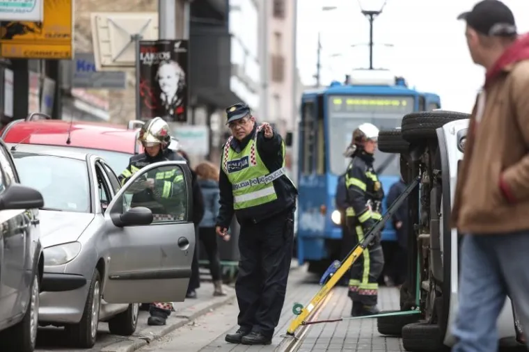 PROMETNI KOLAPS: Zbog te&scaron;ke prometne nesreće u zagrebačkoj Tratinskoj ulici obustavljen promet