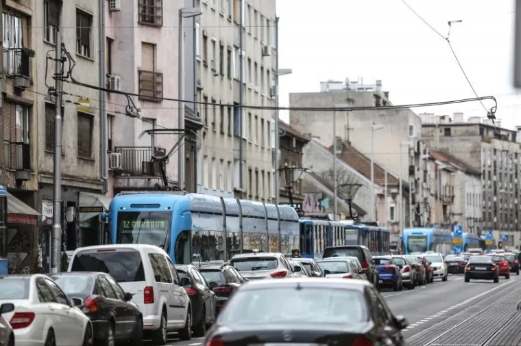 PROMETNI KOLAPS: Zbog te&scaron;ke prometne nesreće u zagrebačkoj Tratinskoj ulici obustavljen promet