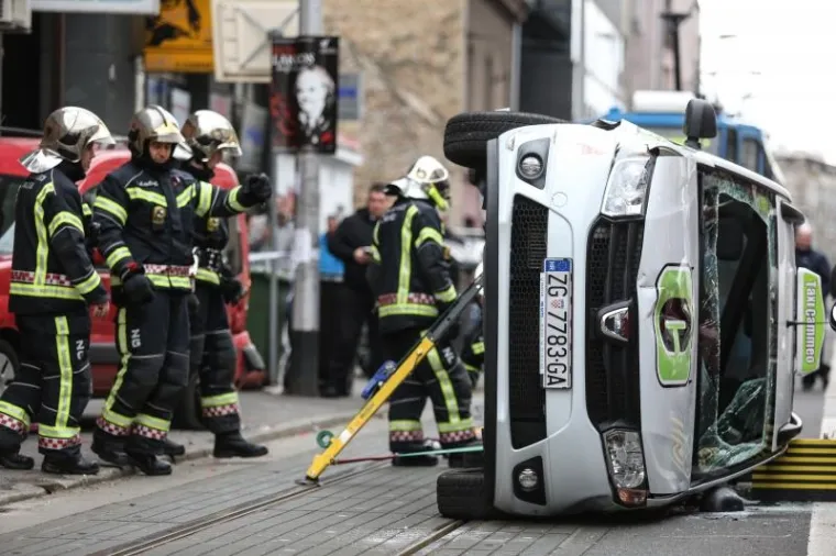 PROMETNI KOLAPS: Zbog te&scaron;ke prometne nesreće u zagrebačkoj Tratinskoj ulici obustavljen promet