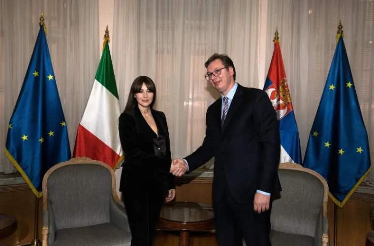 Glumica Monica Bellucci došla je u Beograd na premijeru filma Emira Kusturice u kojem igra glavnu ulogu. Film 'Na mliječnom putu' bit će predstavljen na 45. izdanju festivala FEST, a Monica je odmah nakon slijetanja u Beograd imala priliku upoznati srpskog premijera Aleksandra Vučića.