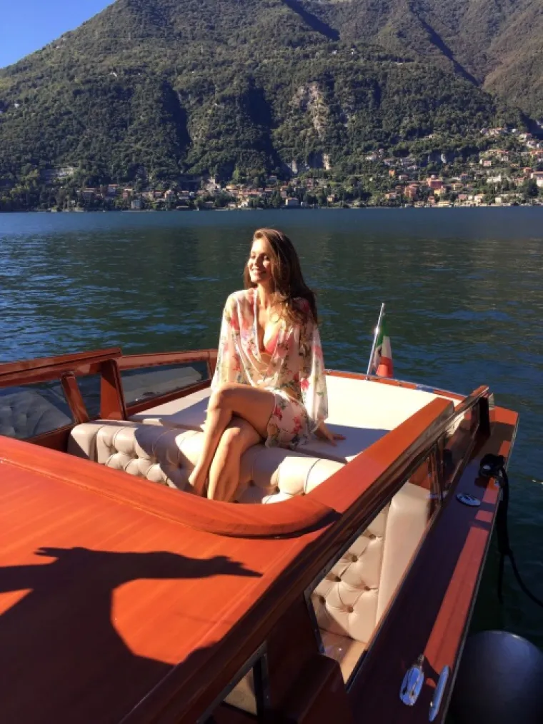 Bridal linija donosi bijelu čipku na bralette modelima grudnjaka, te poigravanje volumenom i teksturom u baby-doll negližeima od svile i lepršavog tila s apliciranim uzorcima.