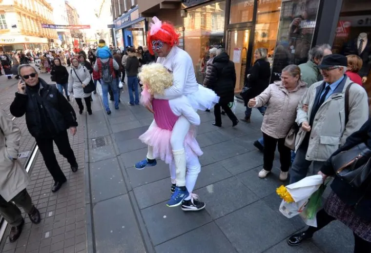 Kroz centar Zagreba pro&scaron;etale ma&scaron;kare KUD-a Prepu&scaron;tovec, među njima i Trump!