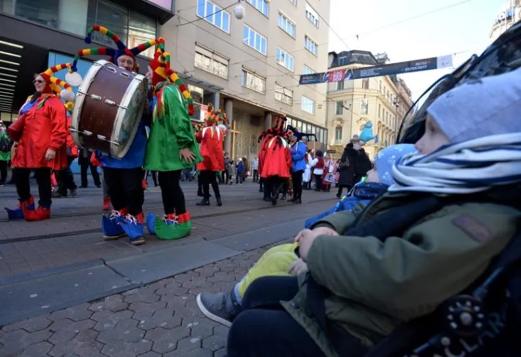 Kroz centar Zagreba pro&scaron;etale ma&scaron;kare KUD-a Prepu&scaron;tovec, među njima i Trump!