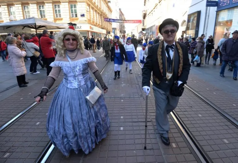 Kroz centar Zagreba pro&scaron;etale ma&scaron;kare KUD-a Prepu&scaron;tovec, među njima i Trump!