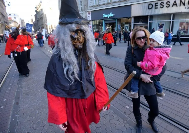 Kroz centar Zagreba pro&scaron;etale ma&scaron;kare KUD-a Prepu&scaron;tovec, među njima i Trump!