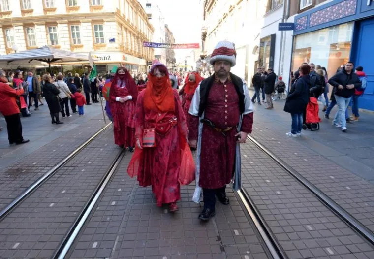 Kroz centar Zagreba pro&scaron;etale ma&scaron;kare KUD-a Prepu&scaron;tovec, među njima i Trump!