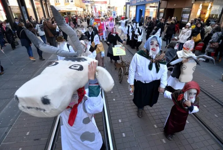 Kroz centar Zagreba pro&scaron;etale ma&scaron;kare KUD-a Prepu&scaron;tovec, među njima i Trump!