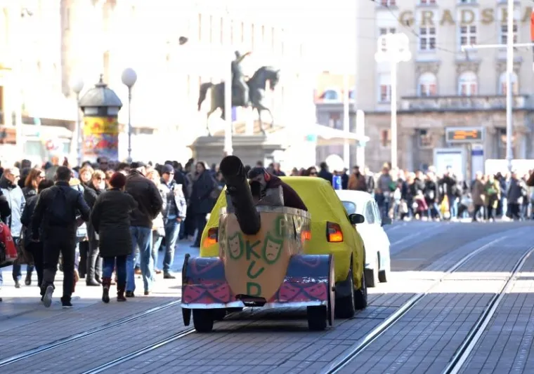 Kroz centar Zagreba pro&scaron;etale ma&scaron;kare KUD-a Prepu&scaron;tovec, među njima i Trump!