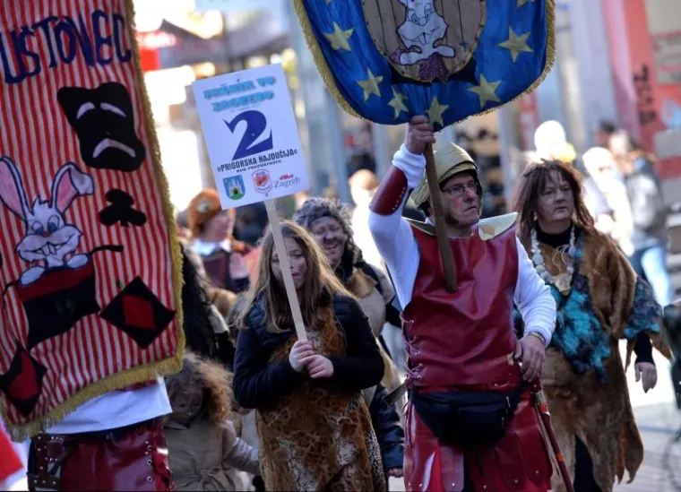 Kroz centar Zagreba pro&scaron;etale ma&scaron;kare KUD-a Prepu&scaron;tovec, među njima i Trump!