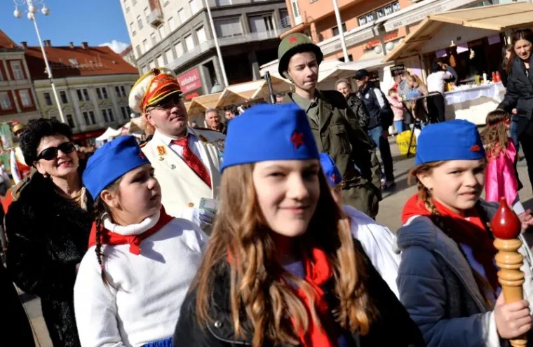 Kroz centar Zagreba pro&scaron;etale ma&scaron;kare KUD-a Prepu&scaron;tovec, među njima i Trump!