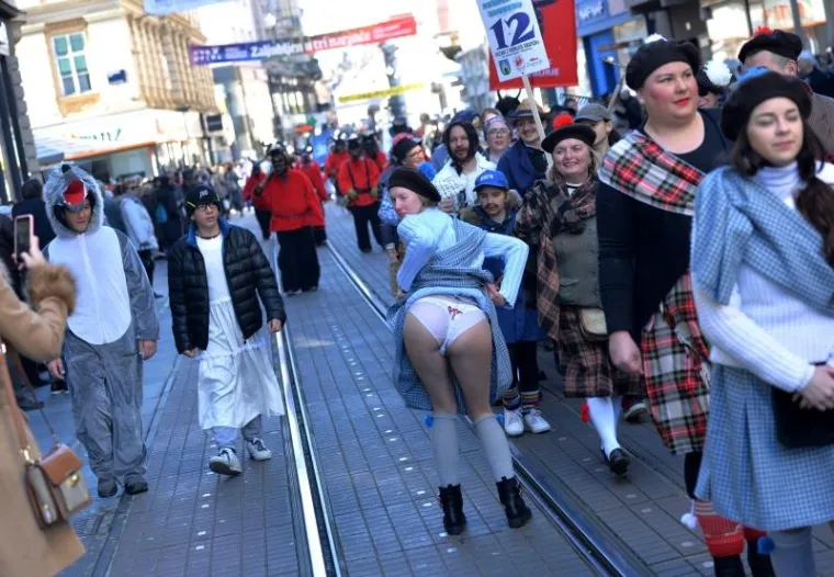 Kroz centar Zagreba pro&scaron;etale ma&scaron;kare KUD-a Prepu&scaron;tovec, među njima i Trump!