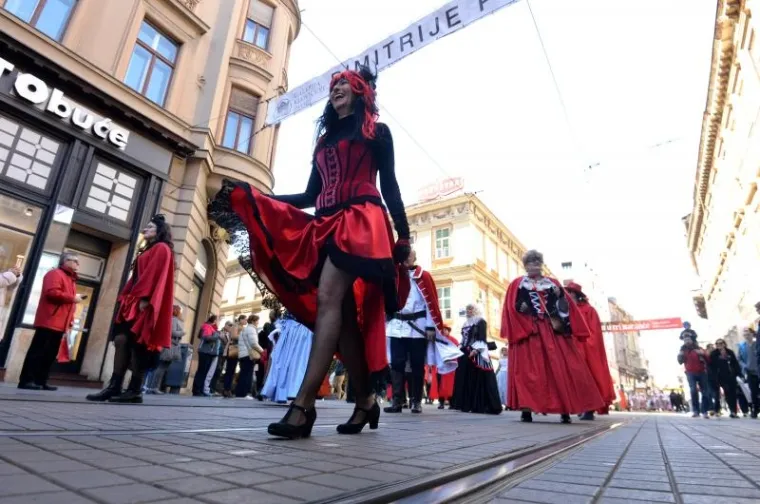 Kroz centar Zagreba pro&scaron;etale ma&scaron;kare KUD-a Prepu&scaron;tovec, među njima i Trump!