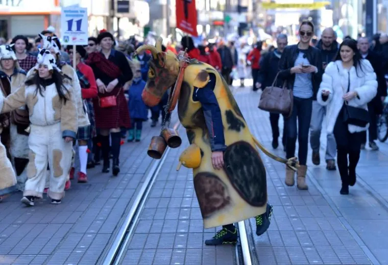 Kroz centar Zagreba pro&scaron;etale ma&scaron;kare KUD-a Prepu&scaron;tovec, među njima i Trump!