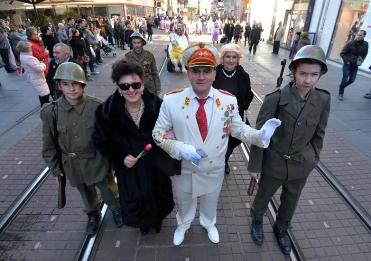 Kroz centar Zagreba pro&scaron;etale ma&scaron;kare KUD-a Prepu&scaron;tovec, među njima i Trump!