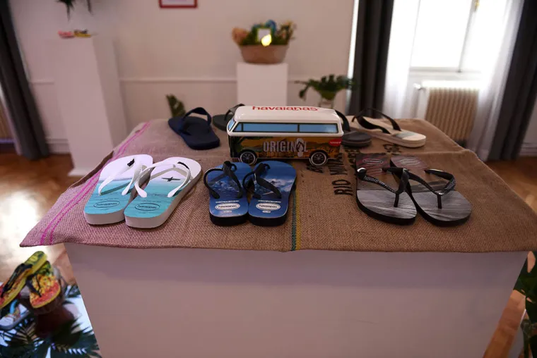 Poseban naglasak stavljen je na kolekciju „Beach to City“ crossover sandala koje osvajaju svojom multifunkcionalnošću, urbanim dizajnom, kao i neodoljivim detaljima poput Swarovski kristalića ili metalnih zakovica koje njihov modni utjecaj podižu na višu razinu.