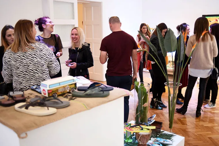 Kroz ugodno druženje s vodećim modnim bloggerima, novinarima i urednicima uz ritmove bossa nove, životopisna kolekcija prizvala je radost nadolazećih toplih dana koje željno i&scaron;čekujemo.