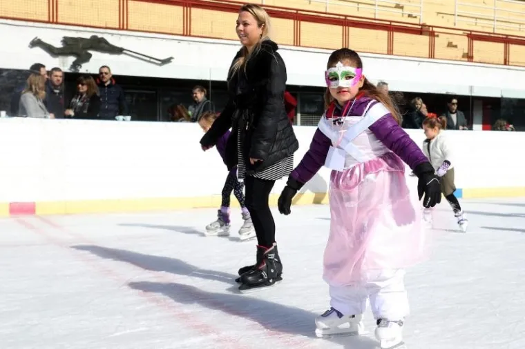 Klinci uživali u maskenbalu na Šalati: pogledajte koje su 'poznate maske' klizale!