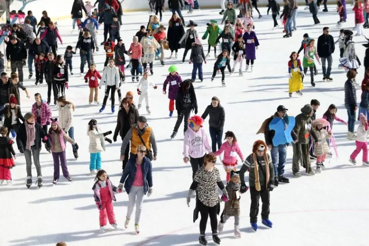 Klinci uživali u maskenbalu na Šalati: pogledajte koje su 'poznate maske' klizale!