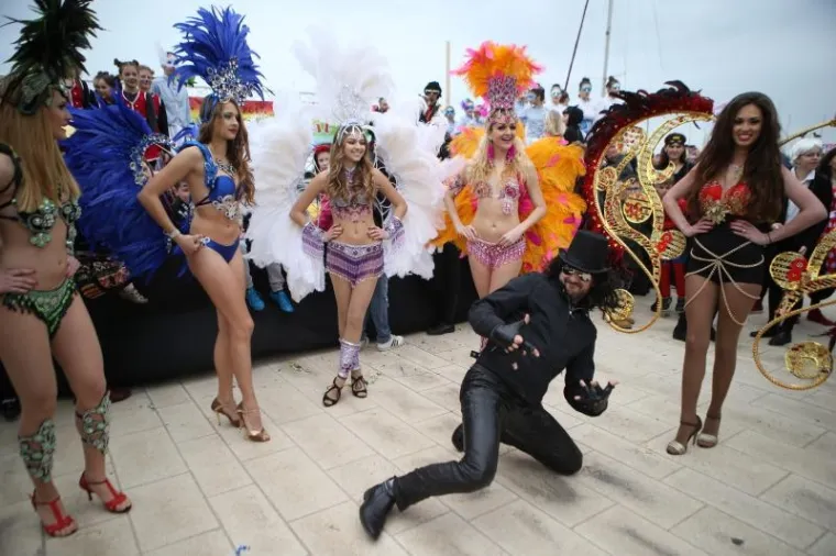 ANĐEO PERNAR U DRU&Scaron;TVU GOLI&Scaron;AVIH LJEPOTICA: S vražicom Avom predvodio karnevalsku povorku