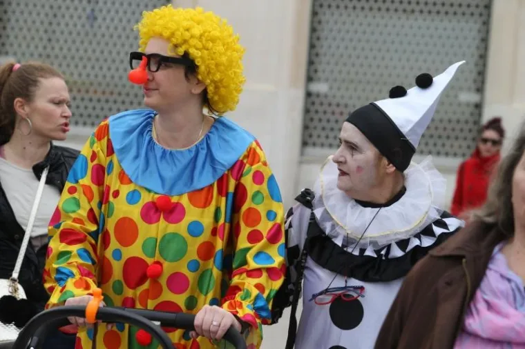 ANĐEO PERNAR U DRU&Scaron;TVU GOLI&Scaron;AVIH LJEPOTICA: S vražicom Avom predvodio karnevalsku povorku