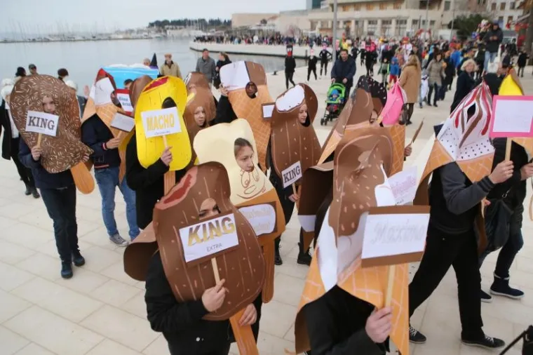 ANĐEO PERNAR U DRU&Scaron;TVU GOLI&Scaron;AVIH LJEPOTICA: S vražicom Avom predvodio karnevalsku povorku