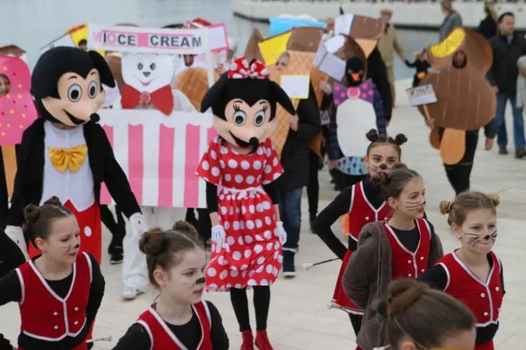 ANĐEO PERNAR U DRU&Scaron;TVU GOLI&Scaron;AVIH LJEPOTICA: S vražicom Avom predvodio karnevalsku povorku