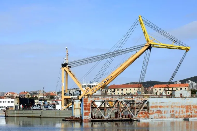 OVO SE NE VIDI ČESTO: Jahta od 500 tona skliznula s lifta, ova grdosija je stigla u pomoć