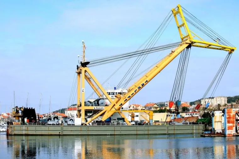 OVO SE NE VIDI ČESTO: Jahta od 500 tona skliznula s lifta, ova grdosija je stigla u pomoć