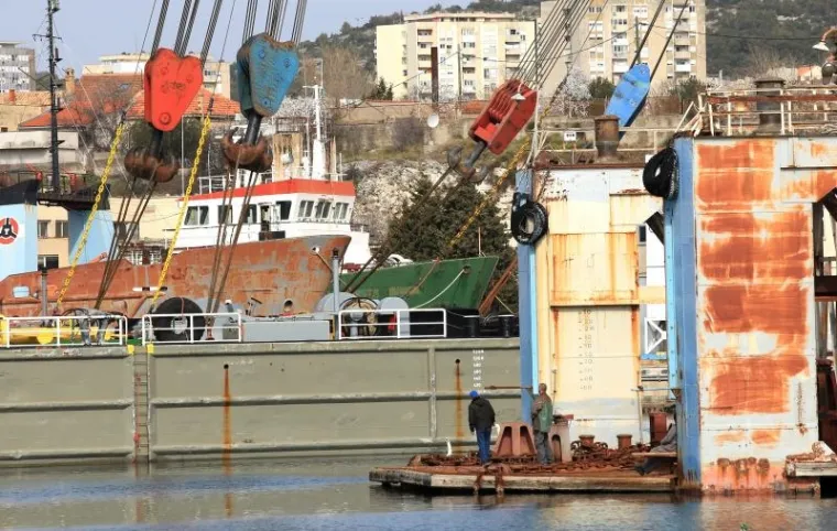 OVO SE NE VIDI ČESTO: Jahta od 500 tona skliznula s lifta, ova grdosija je stigla u pomoć