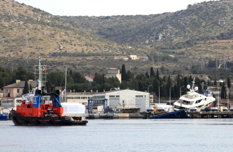 OVO SE NE VIDI ČESTO: Jahta od 500 tona skliznula s lifta, ova grdosija je stigla u pomoć