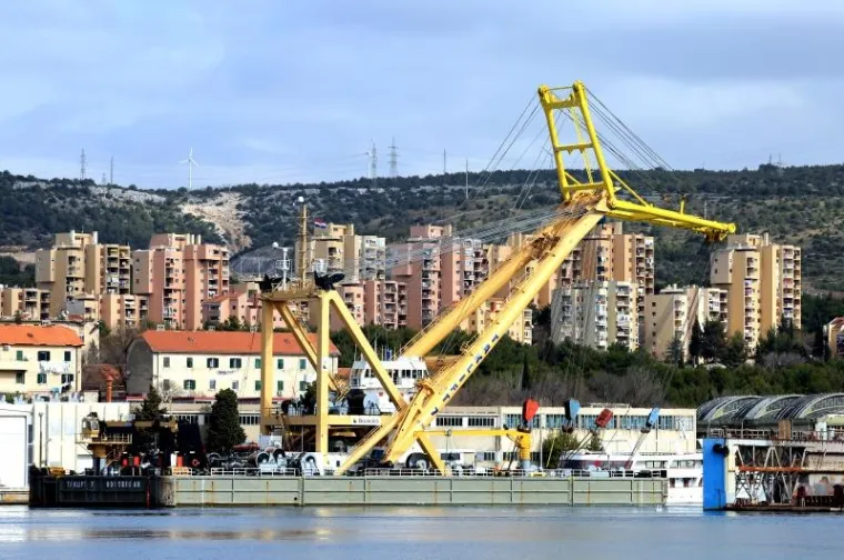 OVO SE NE VIDI ČESTO: Jahta od 500 tona skliznula s lifta, ova grdosija je stigla u pomoć