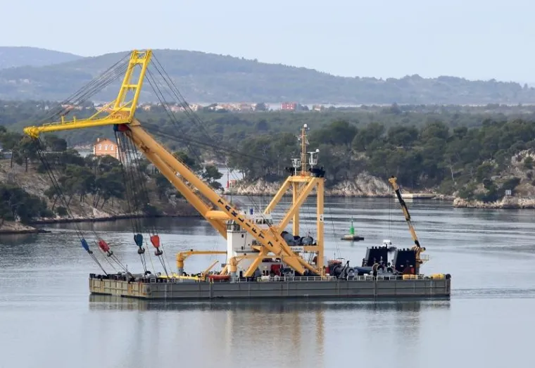 OVO SE NE VIDI ČESTO: Jahta od 500 tona skliznula s lifta, ova grdosija je stigla u pomoć