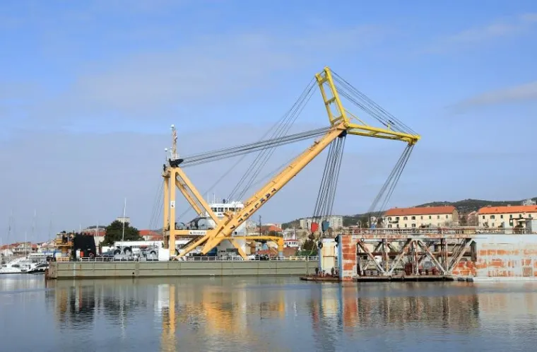 OVO SE NE VIDI ČESTO: Jahta od 500 tona skliznula s lifta, ova grdosija je stigla u pomoć