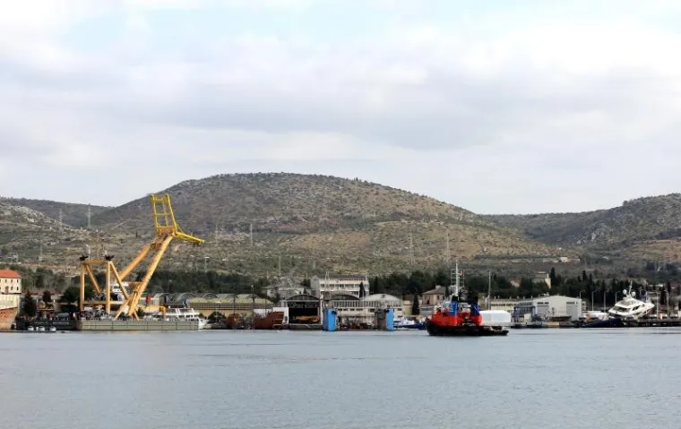 OVO SE NE VIDI ČESTO: Jahta od 500 tona skliznula s lifta, ova grdosija je stigla u pomoć