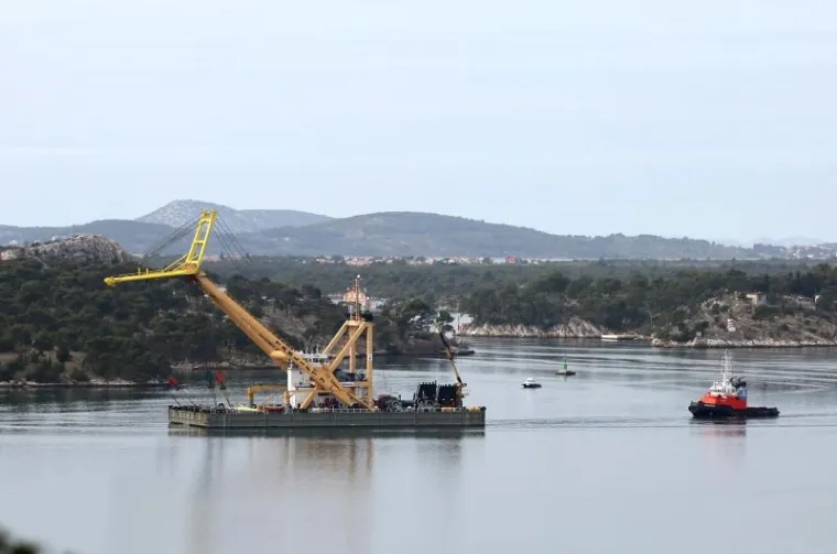 OVO SE NE VIDI ČESTO: Jahta od 500 tona skliznula s lifta, ova grdosija je stigla u pomoć