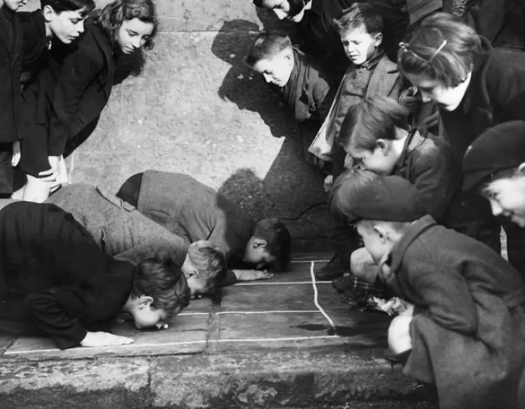 Od njujorških ulica tijekom Velike depresije do  Berlinskog zida, od razrušenog Londona u Drugom svjetsku ratu do siromašnih četvrti australskih gradova, jedna sila uvijek je bila nezaustavljiva - dječja mašta. Za igru im je bio dovoljan komad užeta, malo krede ili kartonska kutija (a ponekad ni to). A današnja djeca vjerojatno ne znaju ni što su pikule, školica ili gumi-gumi.   Osim ako za to ne postoji aplikacija.