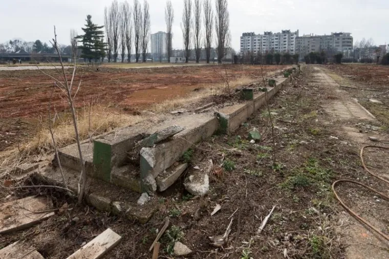 Projekt nogometnog kampa HNS-a na Sveticama svečano je predstavljen početkom 2014. godine, a u Savezu su isticali da je neophodan za budućnost hrvatskog nogometa. Iskrsnuli su potom problemi s atletičarima kojima je obećana atletska infrastruktura u sklopu kampa, a pravo na zemlji&scaron;te na Sveticama polagala je Crkva te se Grad dogovorio s crkvom oko zamjenskog zemljista. Lokacijska i građevinska dozvola za izgradnju kampa su ishođene, a nakon početnih radova, strojevi su utihnuli. Sudbina kampa koji je trebao biti moderan sportski kompleks i dalje je neizvjesna.